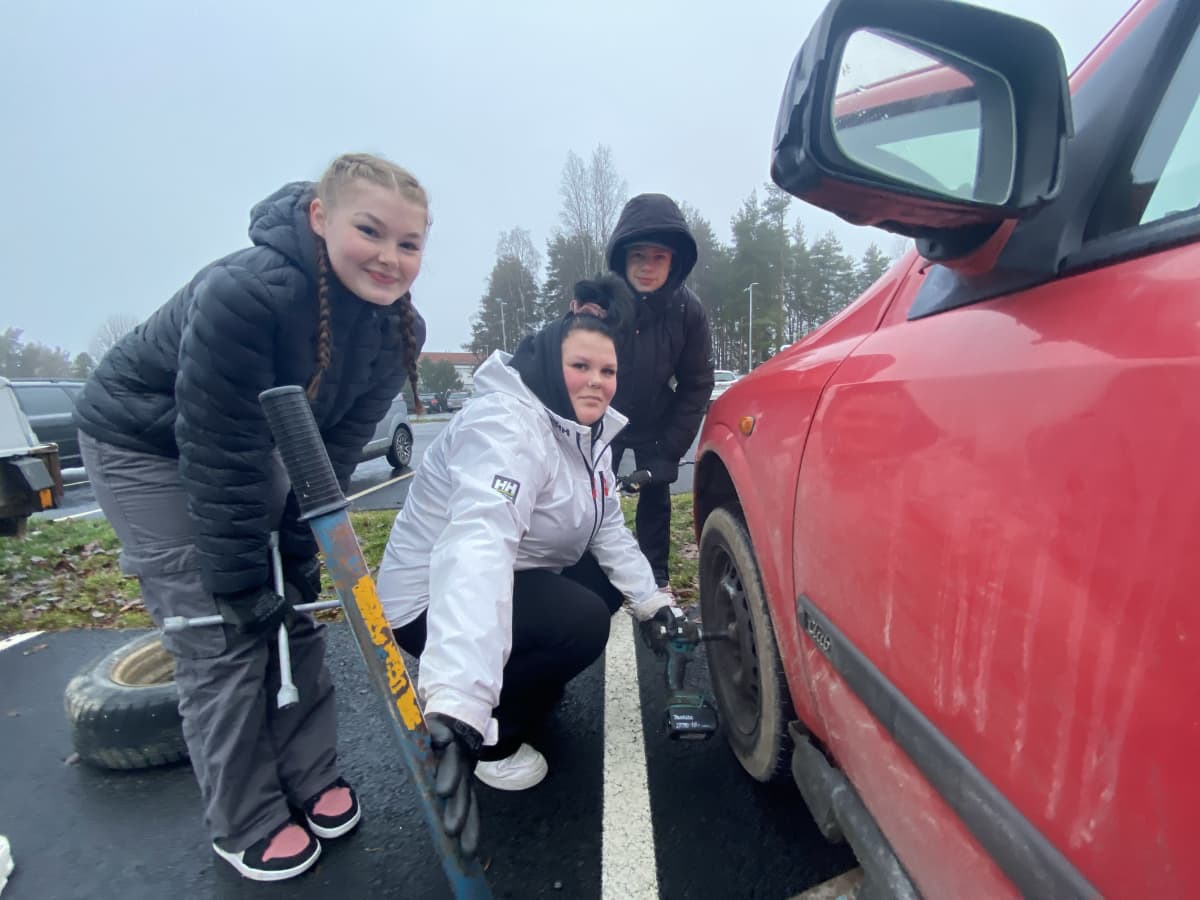 Finnish Teens Learn and Raise Money for School Trip by Changing Tires